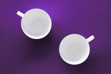 Beyaz sofra tabak seti, mor flatlay backgr boş fincan