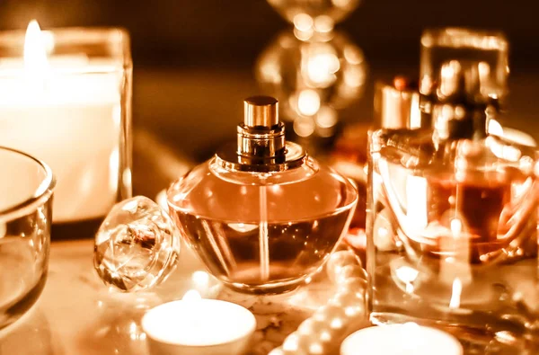 Butelka perfum i vintage zapach na stole próżności glamour w — Zdjęcie stockowe