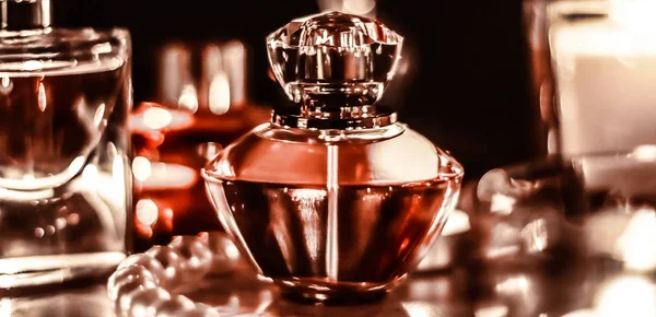 Butelka perfum i vintage zapach na stole próżności glamour w — Zdjęcie stockowe