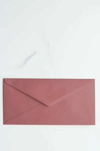 Envelopes de papel em branco em mármore flatlay fundo, correio de férias — Fotografia de Stock