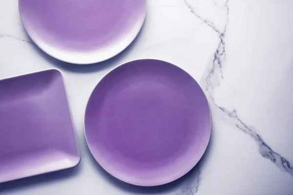 Piatto vuoto viola su sfondo tavolo in marmo, arredamento stoviglie f — Foto Stock