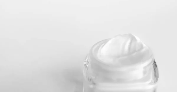 Crema facial hidratante tarro sobre fondo blanco, esquí hidratante —  Fotos de Stock