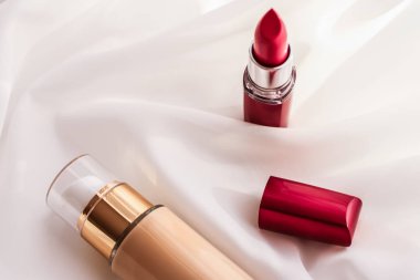 Bej tonal krem şişesi makyaj sıvısı temel ve kırmızı.