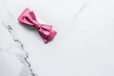 Pembe ipek kurdele ve mermer arka planda fiyonk, kız bebek partisi 