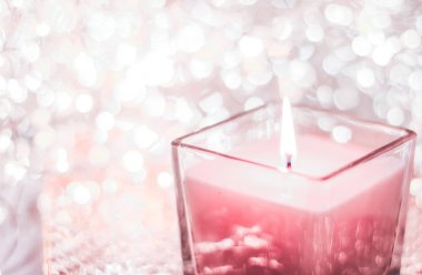 Noel 'de gül aromalı mum ve yeni yıl ışıltısı.