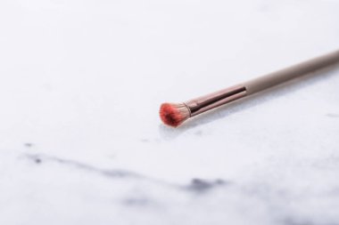 Mermer sırtlı temel yüz hatları için makyaj fırçası