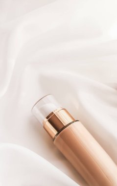 Tonal BB krem şişesi. Çıplak kayak için sıvı temel.