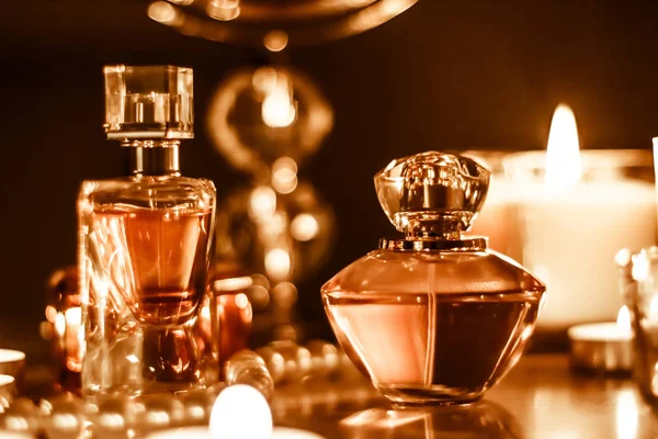 Butelka perfum i vintage zapach na stole próżności glamour w — Zdjęcie stockowe