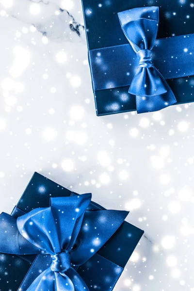 Scatola regalo per le vacanze invernali con fiocco di seta blu, brillantini da neve su marb — Foto Stock