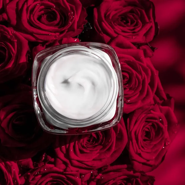 Crema facial hidratante piel y rosas rojas flores, skinca de lujo — Foto de Stock