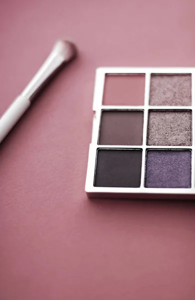 Paleta stínů očí a make-up štětec na pozadí růže, oko sha — Stock fotografie