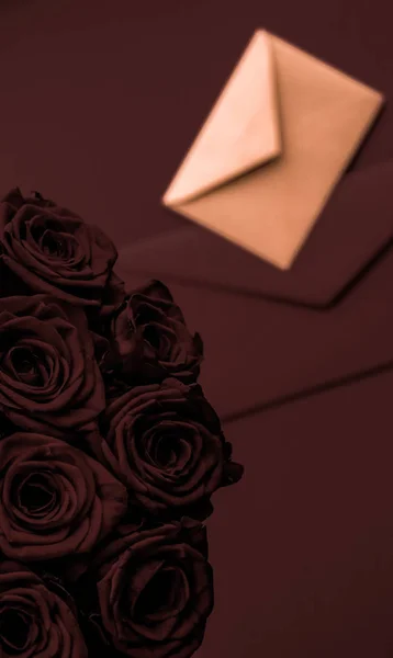 Liefdesbrief en bloemen levering op Valentijnsdag, luxe bouqu — Stockfoto