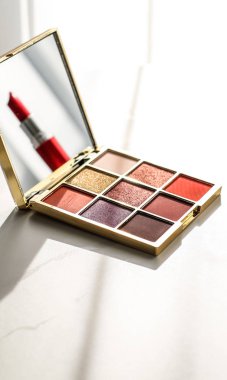 Kozmetik, makyaj malzemeleri mermer makyaj masasında, ruj.,