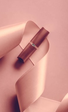 Lüks ruj ve pembe arkaplanda ipek kurdele.