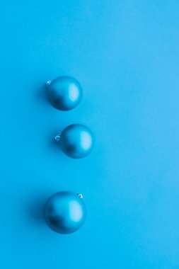 Mavi flatlay fon üzerinde Noel baubles, lüks kış holida