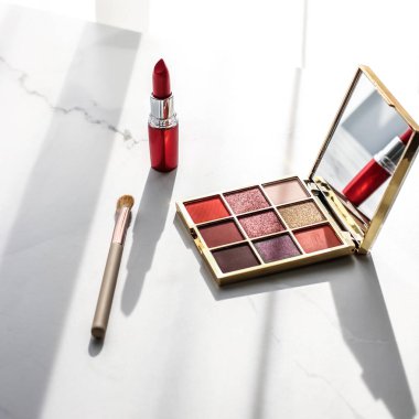 Kozmetik, makyaj malzemeleri mermer makyaj masasında, ruj.,