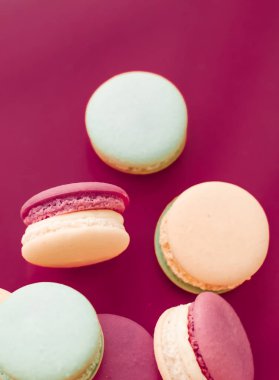 Kiraz pembesi arka planda Fransız kurabiyeleri, Paris 'in şık kahvesi.