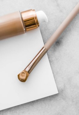 Makyaj şişesi ve mermer, makyaj fırçası