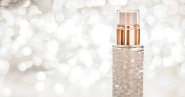 Tatil makyaj jeli, serum emülsiyonu, losyon şişesi ve silv.