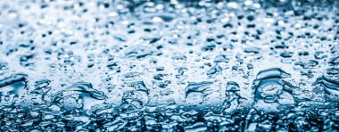 Su dokusu soyut arkaplan, su damlaları mavi cam üzerine s