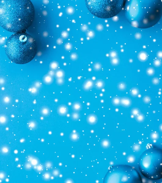 Julgranskulor på blå bakgrund med snöglitter, lyx w — Stockfoto
