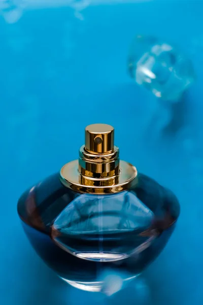 Духи бутылка под голубой водой, свежий морской прибрежный аромат, как глэм — стоковое фото