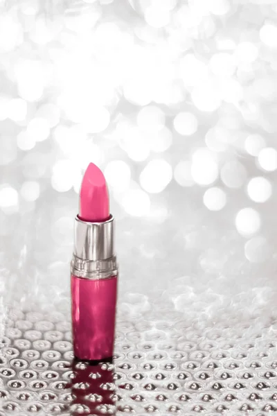 Lápiz labial rosa en plata Navidad, Año Nuevo y Día de San Valentín — Foto de Stock