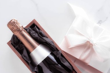 Şampanya şişesi ve mermer üzerinde hediye kutusu, yeni yıl, Noel, V