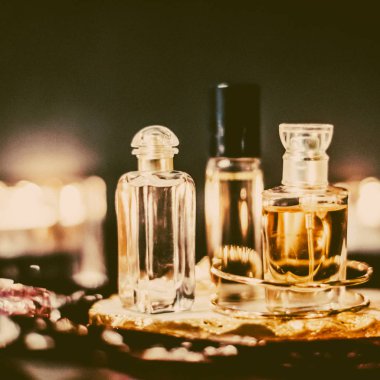 Parfüm şişeleri ve gece kaliteli koku, aroma kokusu, fra
