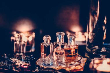 Parfüm şişeleri ve gece kaliteli koku, aroma kokusu, fra