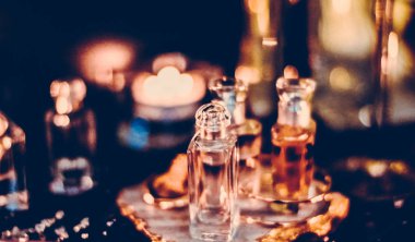 Parfüm şişeleri ve gece kaliteli koku, aroma kokusu, fra