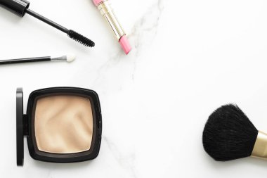 Makyaj ve kozmetik ürünleri mermer, düz arkaplan