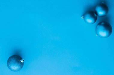 Mavi flatlay fon üzerinde Noel baubles, lüks kış holida