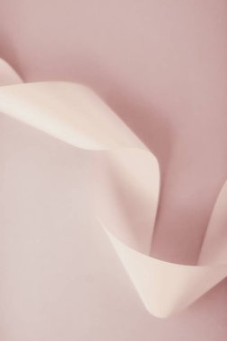 Pastel arka planda soyut kıvrımlı ipek kurdele, özel lüks.