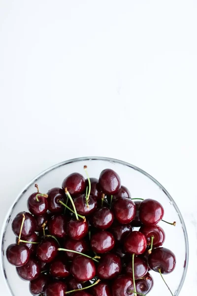 Taze tatlı kiraz, sulu kiraz meyveleri meyve tatlı olarak iyileşmek — Stok fotoğraf
