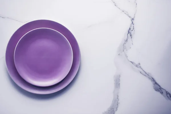 Placa vazia roxa no fundo da mesa de mármore, decoração de utensílios de mesa f — Fotografia de Stock