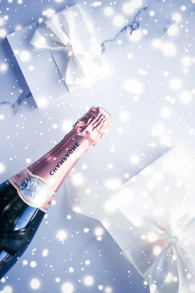 Bouteille de champagne et boîte cadeau sur paillettes de vacances bleues, Nouvel An — Photo