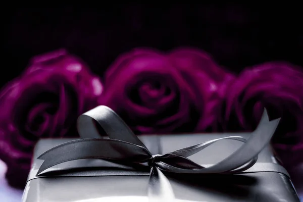 Luxury holiday silver gift box and purple roses as Christmas, Va — Stock Photo, Image