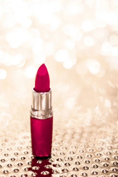 Kastanienbrauner Lippenstift auf goldenen Weihnachten, Neujahr und Valentinstag — Stockfoto
