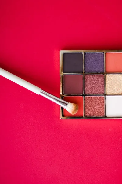 Eyeshadow palette and make-up brush on red background, eye shado — Stock Photo, Image