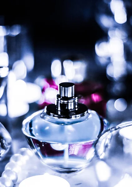 Butelka perfum i vintage zapach na stole próżności glamour w — Zdjęcie stockowe