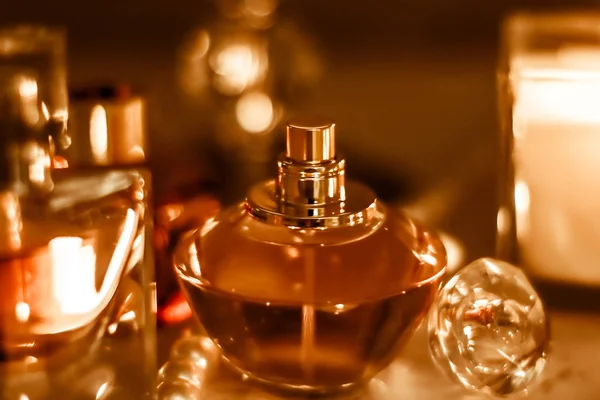 Пляшка парфумів і вінтажний аромат на гламурному мармуровому столі в — стокове фото