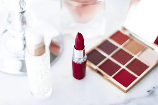 Cosmétiques, produits de maquillage sur table de toilette, rouge à lèvres, f — Photo