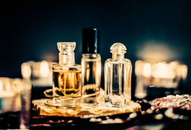 Parfüm şişeleri ve gece kaliteli koku, aroma kokusu, fra