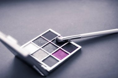 Göz falı paleti ve grafit arka plan, göz fırçası 