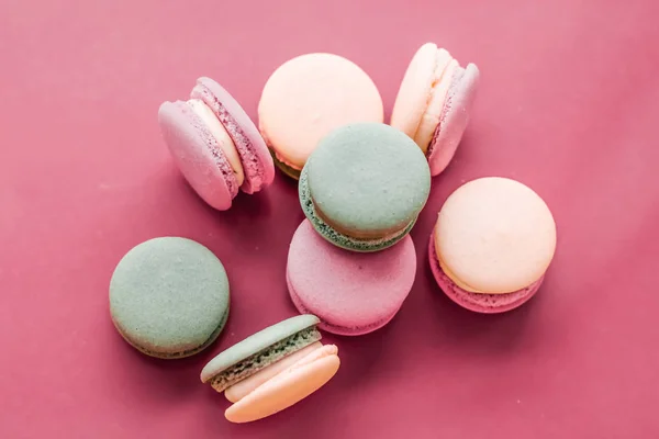 French macaroons on pastel pink background, parisian chic cafe d — Stock Photo, Image