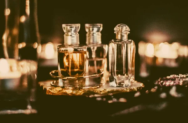 Parfymflaskor och vintage doft på natten, aromarom doft, fra — Stockfoto