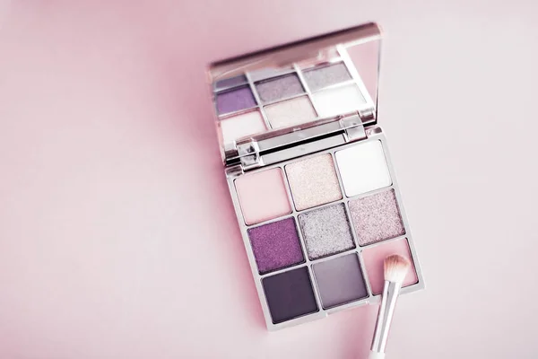 Paleta de sombra de ojos y cepillo de maquillaje sobre fondo rosa rubor, ey — Foto de Stock