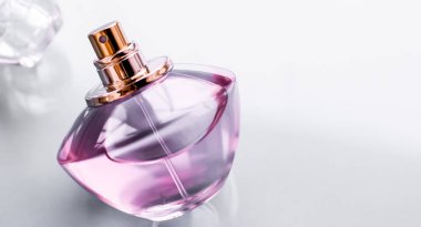 Parlak arka planda pembe parfüm şişesi, tatlı çiçek kokusu, gl