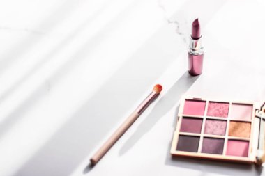 Kozmetik, makyaj malzemeleri mermer makyaj masasında, ruj.,